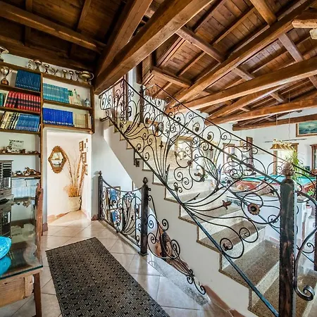 Cozy In With Outdoor Swimming Pool Casa vacanze